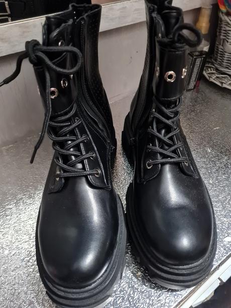 Čierne topánky, 41