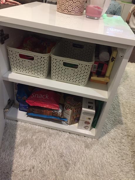 Stolíky biele v lesku,