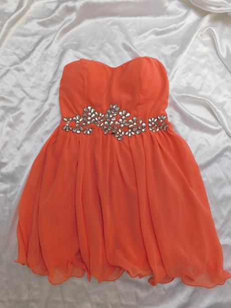 Velmi pekne šaty na slavnost, 38