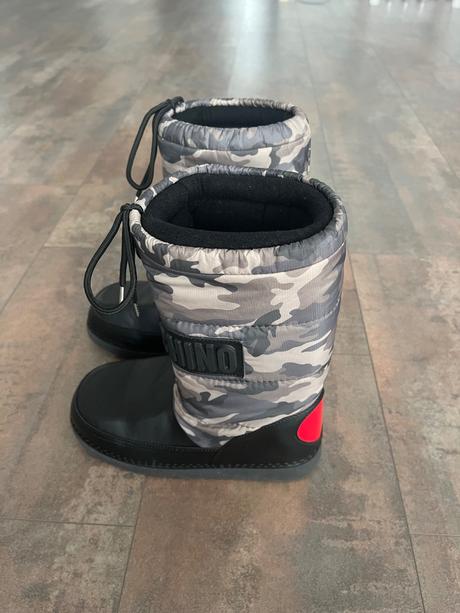 Snehule moschino 35/36, moschino,35