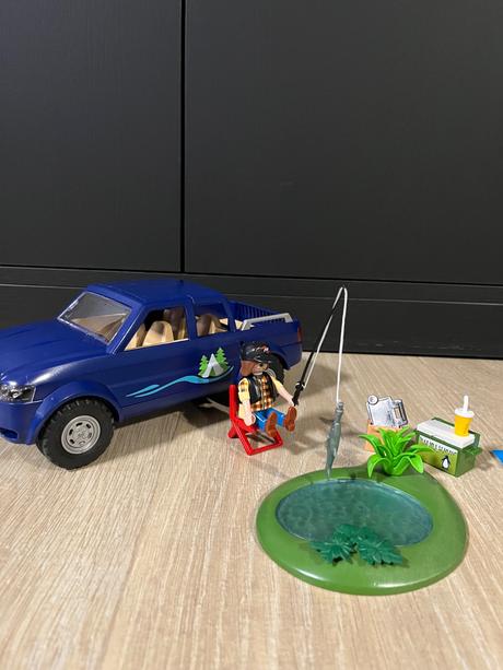Playmobil auto s rybárom model 71038, 