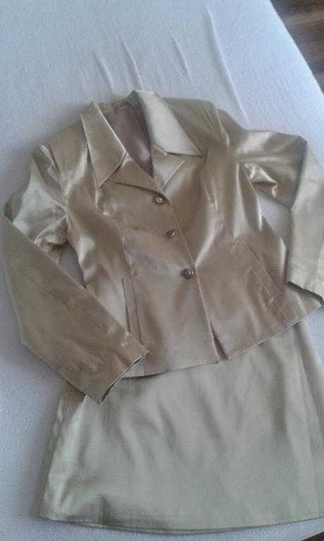 Suknickovy kostym zlatej farby, 36