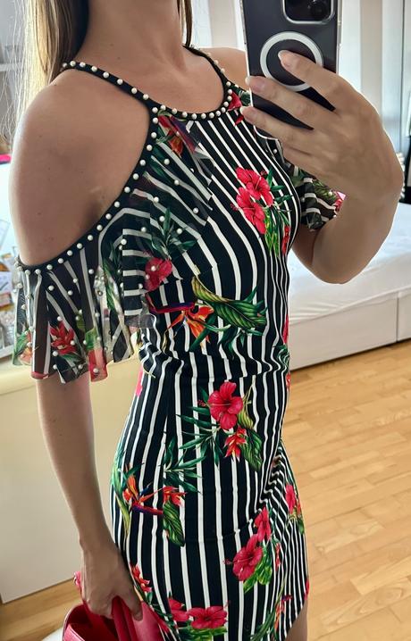 Krásne farebné pásikavé dámske šaty, s