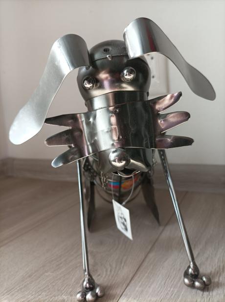 Kovovy stojan na vino pes novy, 