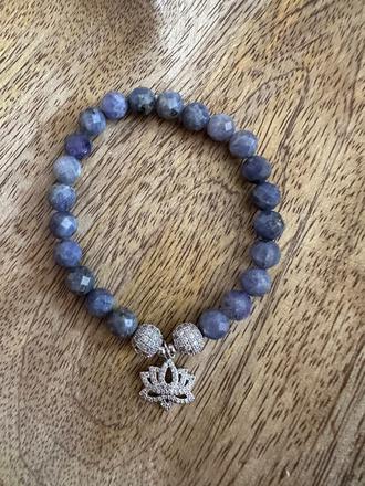 Náramok drahokam tanzanit brúsený s lotosom,