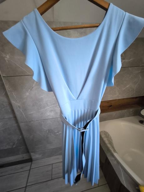 Plisované modré šaty, 