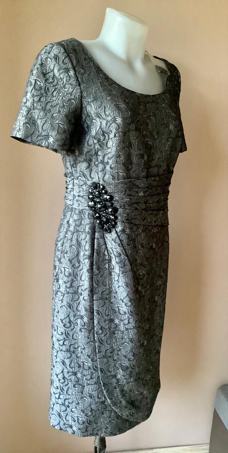 Krásne sviatočne saty, 40