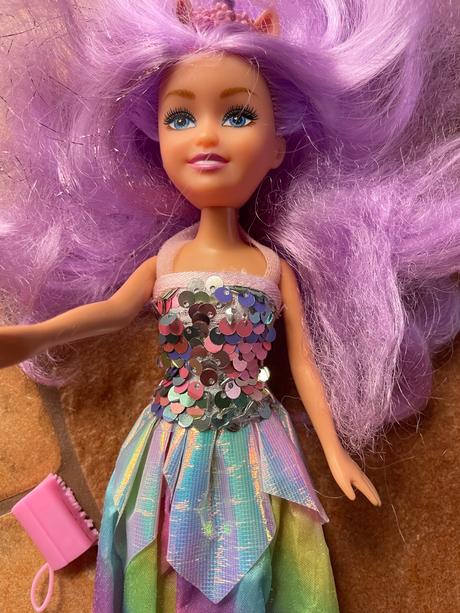 Babika fialove vlasy,