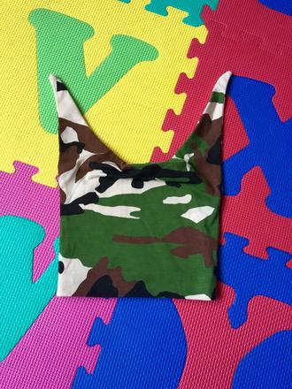 Maskáčová prechodná čiapka s rožkami, 68