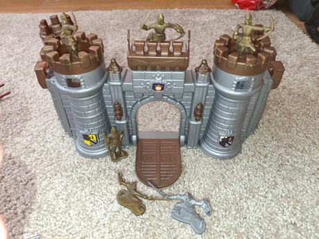 Rytiersky hrad aj s rytiermi, 