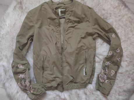 Bunda s výšivkou, s