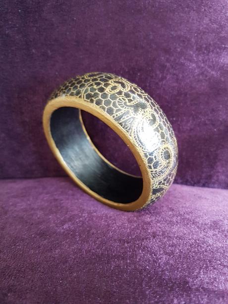 Drevený náramok s čipkovým motívom, 