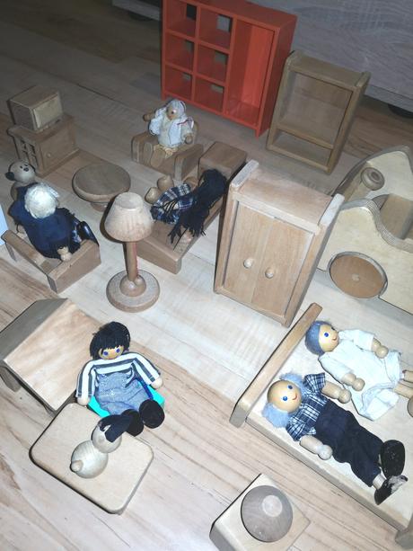 Dreveny nabytok pre babiky + auticko,