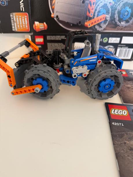 Lego technic buldozér 42071,