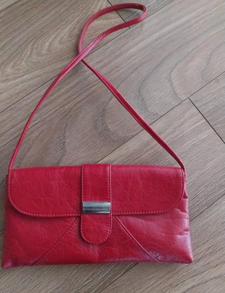 Červená krásna kožená kabelka, 