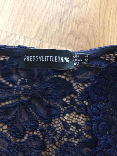 Tmavomodry cipkovany overal, 32