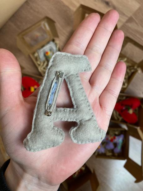 Ručne vyšívana ozdoba na kočík / ruksak, 