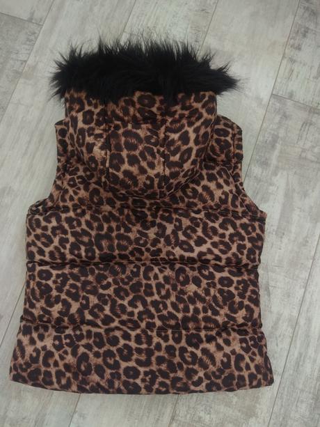 Úžasná vesta s kožušinovou kapucňou zn. yd, 146