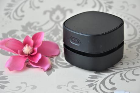 Mini stolný vysávač,