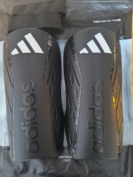 Futbalové chrániče adidas tiro, 