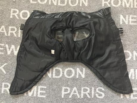 Bunda s postrojom pre mensieho psa,