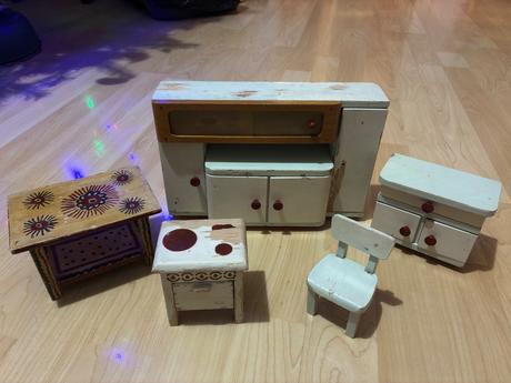 Starý nábytok pre bábiky, 