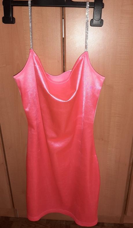 Ružové šaty., s