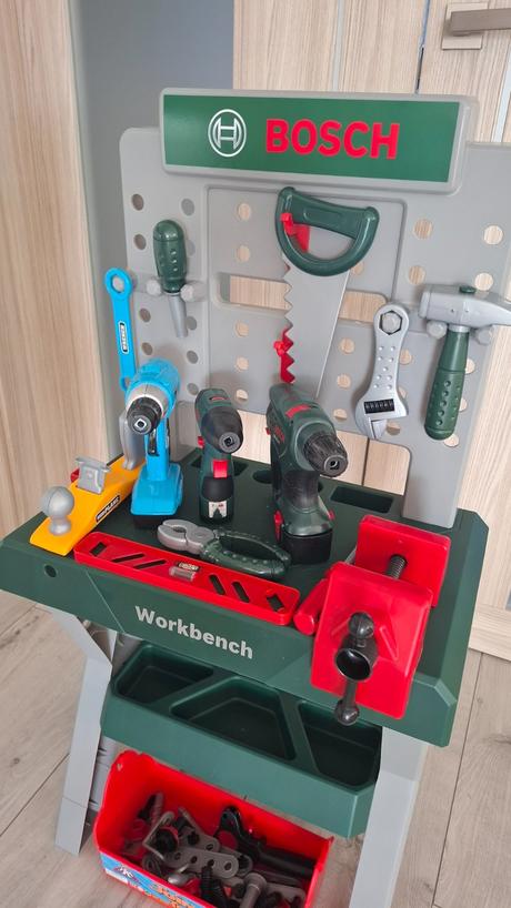 Bosh stol s náradím,