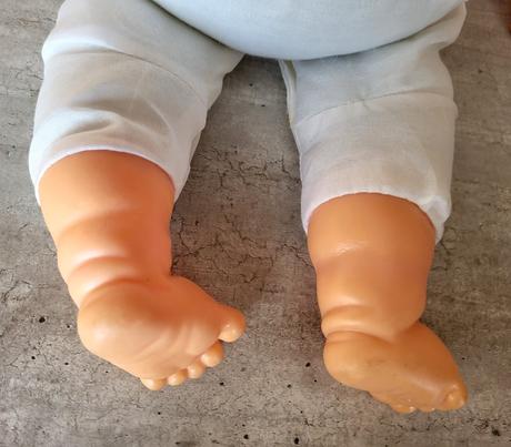 Bábika s hnedými očami a s príslušenstvom, 