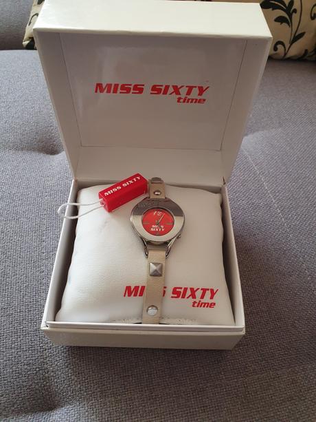 Hodinky miss sixty,