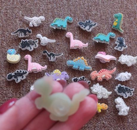 Fosforové ozdoby na kroksy dinosaury,