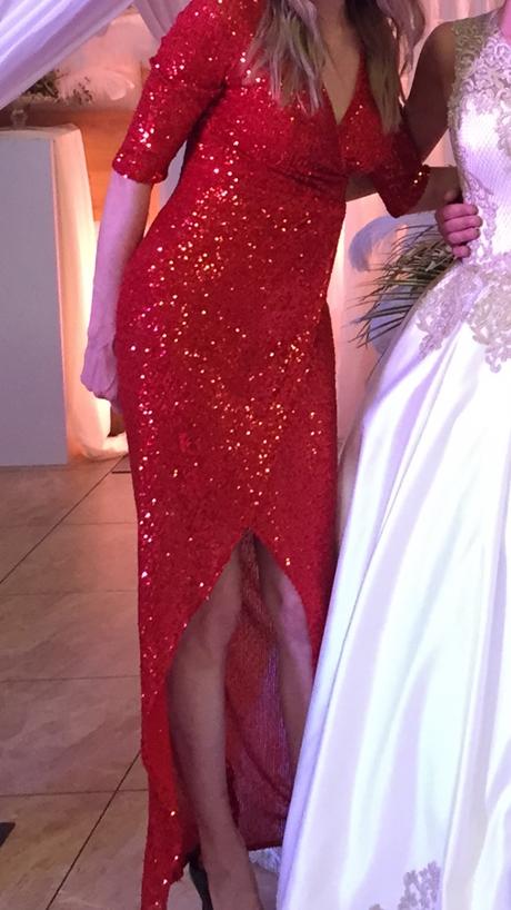 Červene flitrikove saty, s