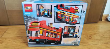 Červený dvojposchodový vyhliadkový autobus lego, 