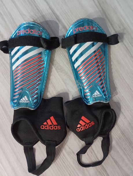 Futbalové chraniče na nohy predátor adidas, 