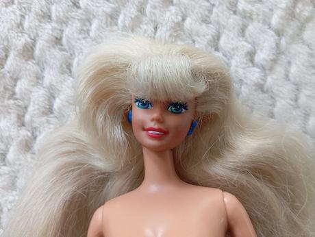 Retro barbie s náušnicami, 