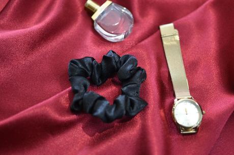 Čierna mini scrunchie gumička,