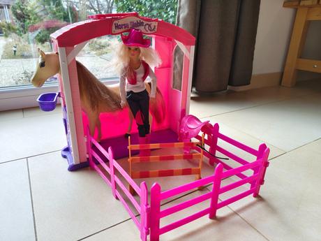 Stajňa, kôn a bábika, 