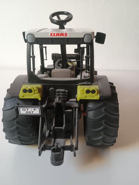 Traktor claas,