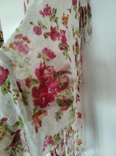 Kvietkovaný šál na leto,