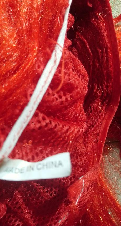 Červená parochňa čertica s rohami,