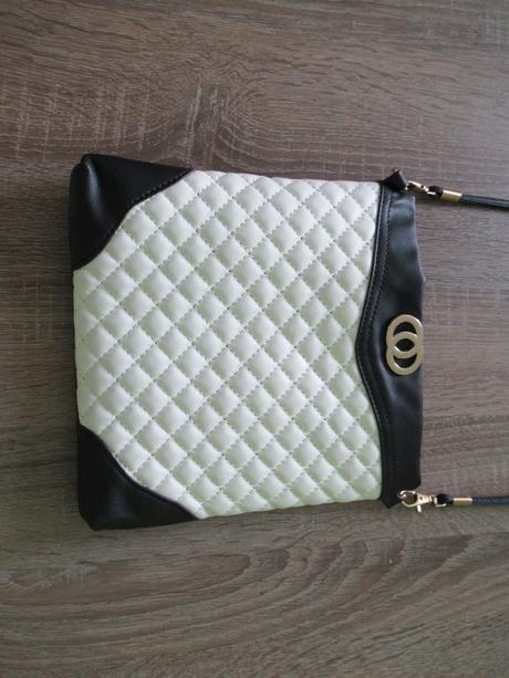 Čierno-biela crossbody kabelka, 