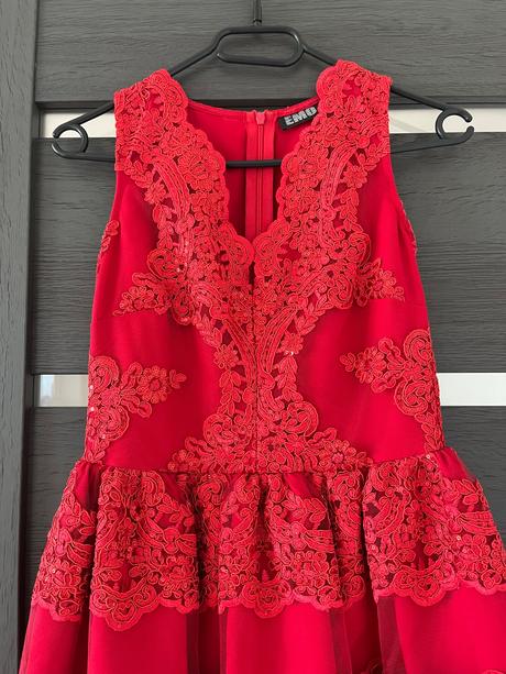 Červené spoločenské šaty, s