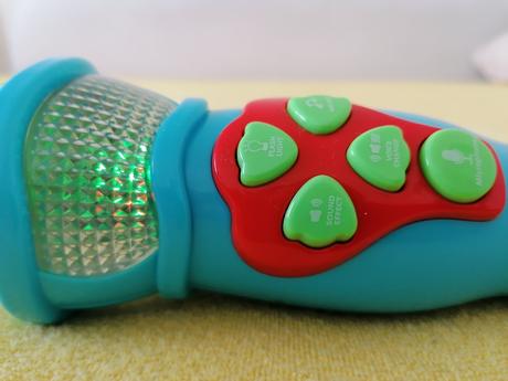 Mikrofón so svetlom, melódiami, meničom hlasu, 