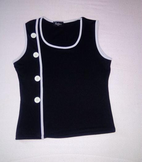 Čierny top s gombíkmi, s