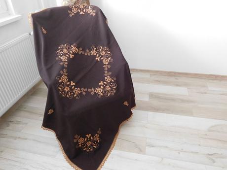 Obrus vyšívaný čokoládovej farby ručná výšivka., 