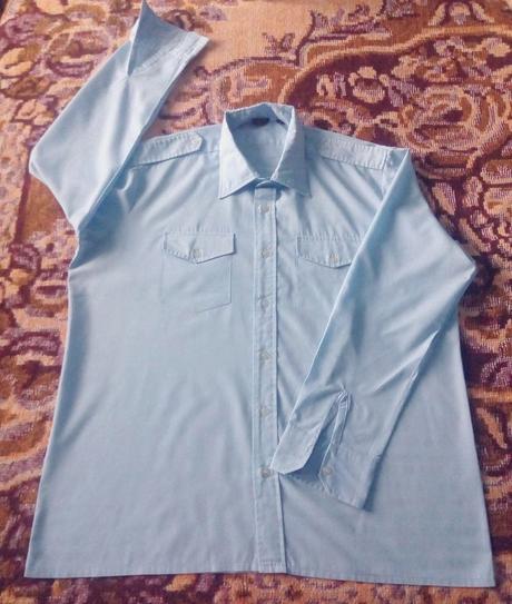 Bledomodrá košeľa, 44