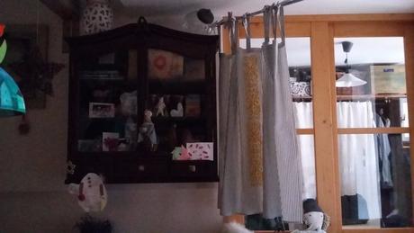 "grey and white with yellow"curtain záves,