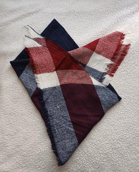 Viacfarebný trojuholníkový šál, 