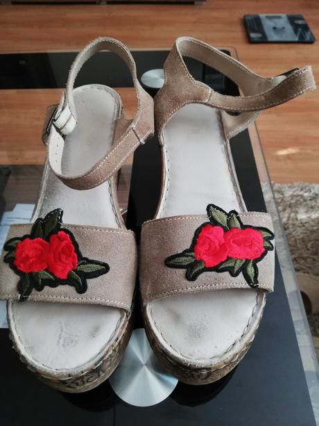 Semišové sandálky s aplikáciou, 40