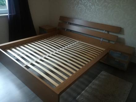 Ikea posteľ s nočnými stolíkmi,